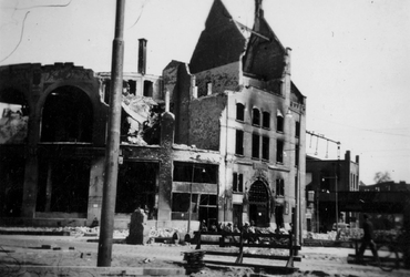 1989-2248 Gezicht op het Hofplein met het verwoeste stationsgebouw Hofplein en café-restaurant Loos , als gevolg van ...