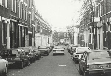 1989-27 Gezicht op de Aelbrechtstraat, vanaf de Nieuwe Binnenweg.