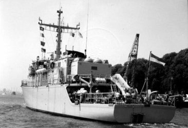 1989-2789 Mijnenveger de Willemstad van de Koninklijke Marine op de Nieuwe Maas, op weg naar zee.