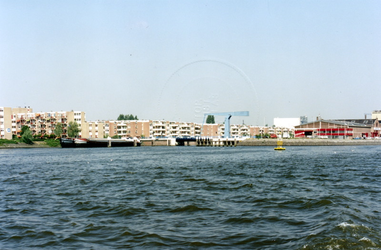 1989-2825,-2826 Gezicht vanaf de Nieuwe Maas op de toegang tot de Persoonshaven van de wijk Feijenoord.