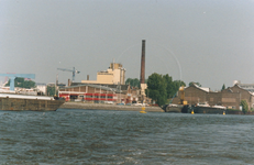 1989-2827 Gezicht vanaf de Nieuwe Maas op de fabrieken aan de Piekstraat in Feijenoord.