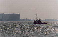 1989-2829 Gezicht op de Nieuwe Maas met de scheepbsbouwhal van Van der Giessen-de Noord.
