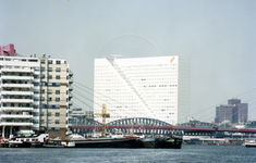 1989-2836 Gezicht op de Nieuwe Maas met de Willemsbrug en de spoorbrug. Links het flatgebouw aan het Antwerpse hoofd op ...