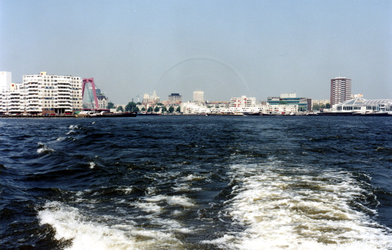 1989-2862 Gezicht op de Nieuwe Maas in de richting van de noordelijke oever.Links het flatgebouw aan het Antwerpse ...