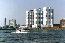 1989-2864 De Nieuwe Maas bij de Boompjes met de drie woontorens, rechts het gebouw van de Nederlandsche Bank, op de ...