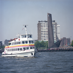 1989-2868 Gezicht op de Nieuwe Maas met rondvaartboot de Prinseplaat van de Spido, ter hoogte van koopvaardijmonument ...