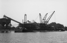 1989-2977,-2978 Gezicht vanaf de Nieuwe Maas op een zandbedrijf op het Kralingseveer.