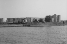 1989-2982 Gezicht vanaf de Nieuwe Maas op huizen aan de Drinkwaterweg in wijk de Esch.