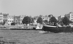1989-2988 De Oosterkade aan de Nieuwe Maas.Op de achtergrond de achterzijde van panden aan het Haringvliet.