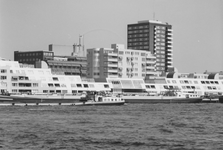 1989-2992 De Oosterkade aan de Nieuwe Maas.Op de achtergrond links het Havenziekenhuis aan het Haringvliet.