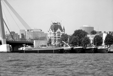1989-2993 Gezicht op de Nieuwe Maas bij het Bolwerk, de Oosterkade en de Maasboulevard.In het midden het Witte Huis, ...