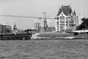 1989-2994 Gezicht op de Nieuwe Maas bij het Bolwerk met links bouwwerkzaamheden in verband met de aanleg van de ...