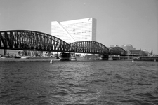 1989-2995 Gezicht op de Nieuwe Maas, links de spoorbrug en de Boompjes met kantoorgebouw Willemswerf.