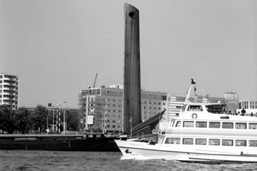 1989-3008 Gezicht op de Nieuwe Maas met rondvaartboot de Prinseplaat van de Spido, ter hoogte van koopvaardijmonument ...