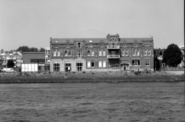 1989-3037 Gezicht op Schiemond aan de Nieuwe Maas, bij het voormalige pand van distilleerderij Hoboken en de Bie.