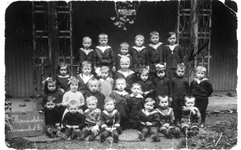 1989-3113 Groepsfoto van kleuterklas van de RK bewaarschool Sint-Maria aan de Robert Fruinstraat. Op de foto staand ...