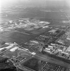 1989-4008 Overzicht van Rijkswegen 3 en 16, rechts de wijk Het Lage Land en links de wijk Ommoord.