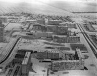 1989-4641 Overzicht van de besneeuwde wijk Ommoord op een autoloze zondag. Rechts de President Rooseveltweg.