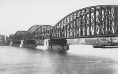 1990-1277 Gezicht vanaf de Maaskade op de Nieuwe Maas met de spoorbrug.Op de achtergrond links de Boompjes, rechts de ...
