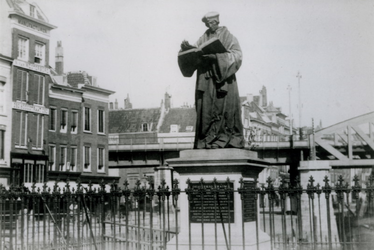 1990-1294 Standbeeld van Erasmus op de Grotemarkt.Op de achtergrond de Steigersgracht en het spoorwegviaduct.