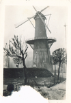 1990-1418 Gezicht op de door het Duitse bombardement van 14 mei 1940 getroffent Oostplein met molen De Noord, als ...