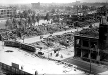 1990-1920 Gezicht op de door het Duitse bombardement van 14 mei 1940 getroffen omgeving van de Karrensteeg, die liep ...