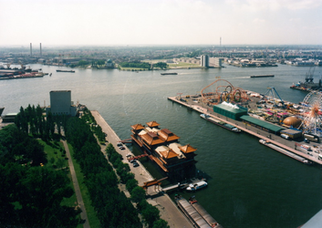 1990-1994 Parkhaven gezien vanuit de Euromast. Drijvend Chinees restaurant en de kermis (rechts).