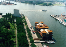 1990-1996 Parkhaven gezien vanuit de Euromast. Drijvend Chinees restaurant en de kermis (rechts).