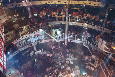 1990-473 Disco-dancing Tomorrowland nummer 37 te Prins Alexanderlaan.