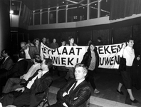 1990-599 Protest van Heijplaat. In de Energiehal vindt een protestmeeting plaats naar aanleiding van de voorgenomen ...