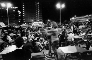 1990-629 Rotterdam shuffle., Volop dansen op het Schouwburgplein.