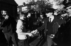 1990-651 Berging Hillebom., De politie wordt door buurtbewoners van koffie voorzien.