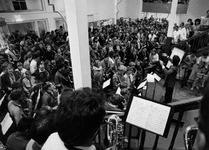 1990-674 Saxofoondagen, Honderden beginners en gevorderden op de saxofoon oefenen tijdens de Rotterdamse Saxofoondagen ...