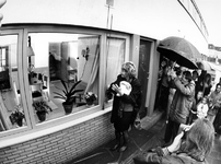 1990-684 Opening museumwoning. In de stromende regen opent minister van WVC Hedy d'Ancona museumwoning 'de Kiefhoek' ...