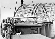 1990-685 Van Brienenoordbrug., Men is druk doende het nieuwe fietspad aan de brug te bevestigen.