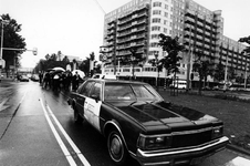 1990-721 Studentenprotest, Gekleed in hun beste kostuum lopen een honderd studenten richting Centraal Station, om ...