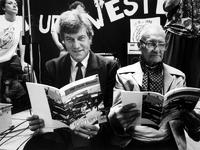 1990-740 Boekje over Oude Westen., Loco-burgemeester Vermeulen bekijkt samen met buurtbewoner Ome Joop een exemplaar ...