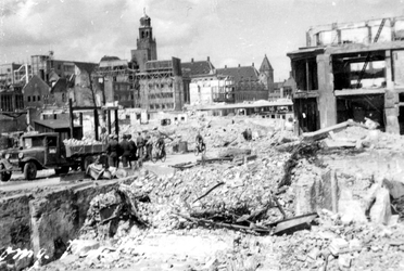 1990-799 Gezicht op de door het Duitse bombardement van 14 mei 1940 getroffen Westewagenstraat, als gevolg van het ...