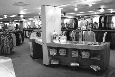 1991-1187-TM-1192 Interieur van kledingwinkel Kreymborg aan het Beursplein.Van boven naar beneden afgebeeld:- 1187- ...