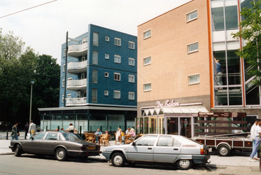 1991-1240 Café De Salon aan de Nieuwe Binnenweg op de hoek van de Josephstraat. Op de achtergrond links de Van Speykstraat.
