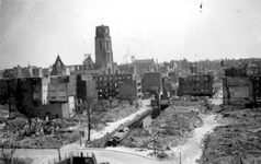 1991-1394 Gezicht op de door het Duitse bombardement van 14 mei 1940 getroffen Delftsevaart met de Raambrug. Verderop ...