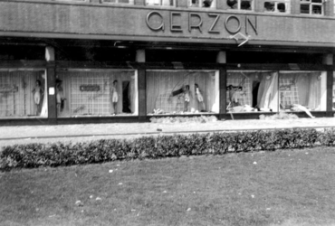 1991-1410 Gezicht op de door het Duitse bombardement van 14 mei 1940 getroffen Blaak met het kledingmagazijn Gerzon