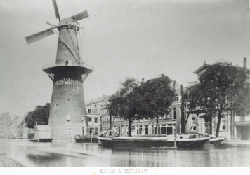 1991-1554 Gezicht op de Coolsingel met korenmolen De Hoop.