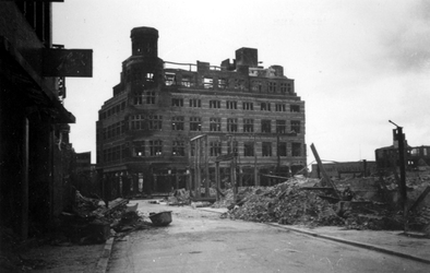 1991-1801 Gezicht op de door het Duitse bombardement van 14 mei 1940 getroffen Korte Hoogstraat uit het zuiden. Op de ...