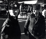 1991-2082 Nieuwe muts voor politie., Mede door de aanhoudende kou is de politie in de winter voorzien van nieuwe ...