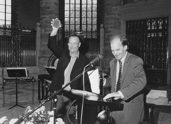1991-2238 Uitreiking Laurenspenning. In de Laurenskerk heeft Hans Rothmeijer zojuist de Laurenspenning ontvangen uit ...