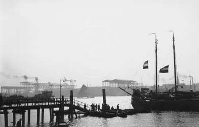 1991-2904 De Nieuwe Maas met een steiger bij de Oude Plantage.Op de achtergrond scheepswerven op Feijenoord.