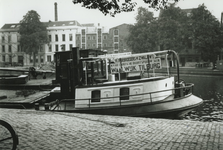 1991-2928 Het Haringvliet met op de voorgrond een binnenvaartschip, aan de overzijde het Stadstimmerhuis.