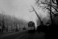 1991-3029,-3030 Het weer in orde brengen van de electrische leidingen van de tram en van de straatverlichting boven de ...