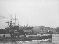 1991-876 Gezicht op de Nieuwe Maas bij de droogdokken van scheepswerf Wilton.Het bootje op de voorgrond is de ...